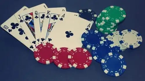 Layar smartphone menampilkan taruhan sepak bola dan slot online di jitu26